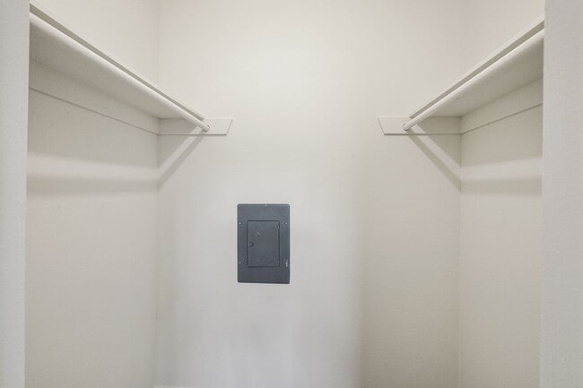 Building Photo - FOR RENT 1Br/1Ba 626 Sf Second Floor Condo...