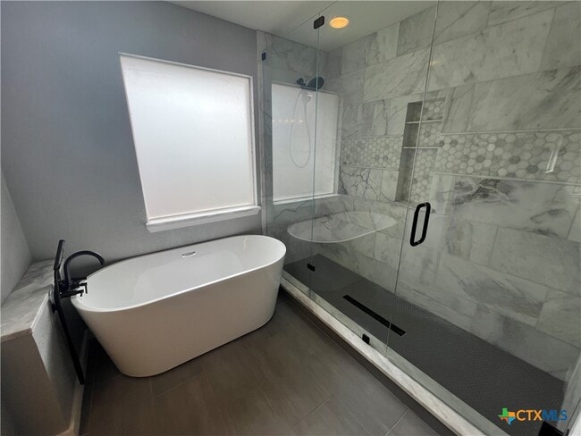 Building Photo - 2013 Highland Dr