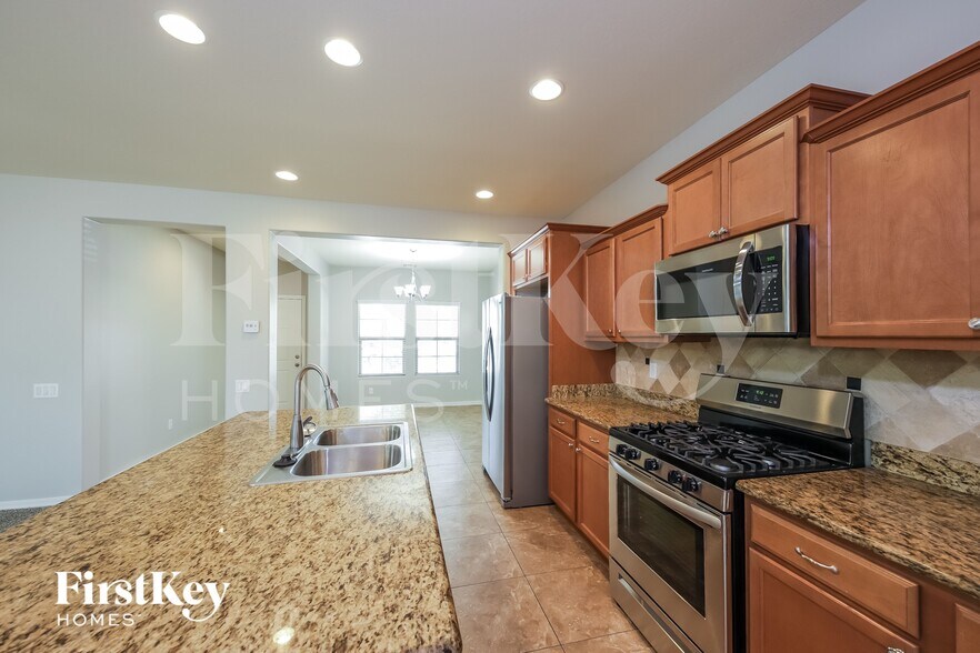 Building Photo - 11028 E Silver Springs Ave