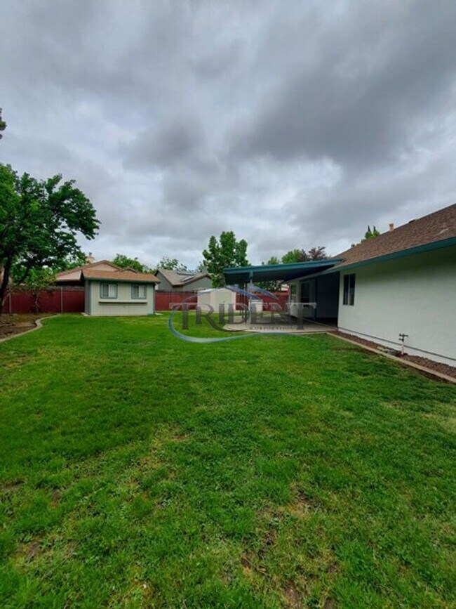 Building Photo - Beautiful Yuba City home on a large lot