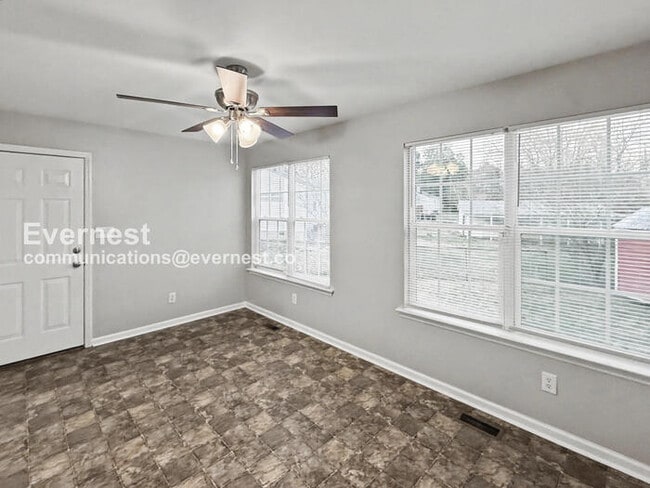 Building Photo - 3056 Highland Dr