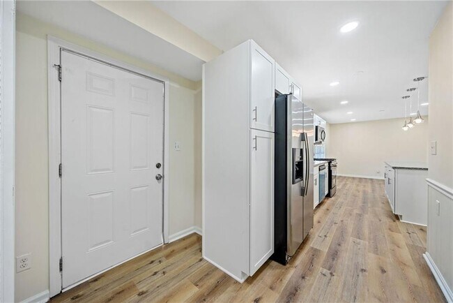 Building Photo - 1467 Thompson Pl