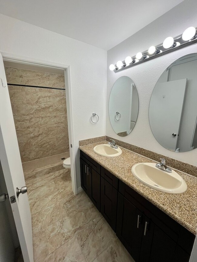 Building Photo - Beautifully Remodeled 2-Bed Condo with Private Patio in Casablanca