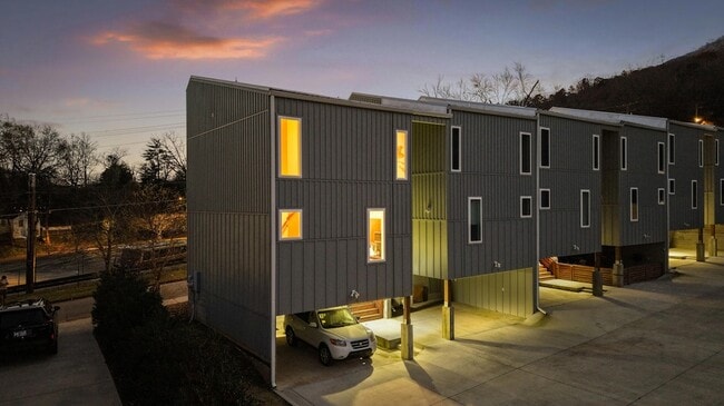 Building Photo - 207 Old Mountain Rd