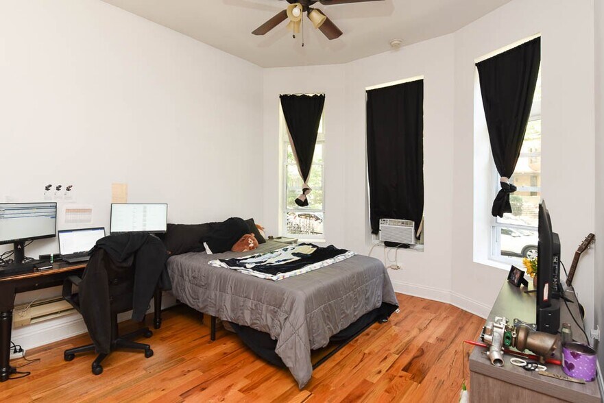 Building Photo - 4504 N Paulina St