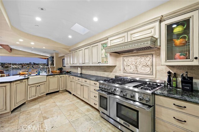 Building Photo - 900 E Balboa Blvd