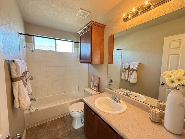 Building Photo - 520 Rolling Oak Dr