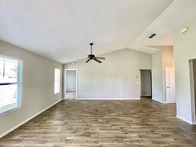 Building Photo - Cute 4/2 EAST Orlando Home in Wedgefield!