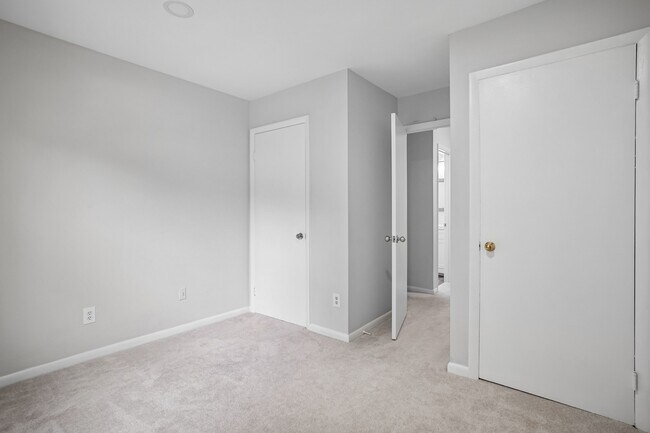 Building Photo - 5128 Cliffhaven Dr