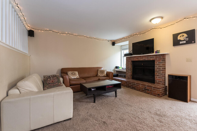 Building Photo - 4BD/ 3.5BA Furnished Townhome in South Bou...