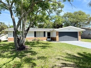 Building Photo - Relaxed Florida living at this 3Bedroom/ 2bath home in the Heart of Daytona Beach!