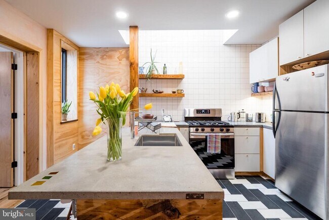 Building Photo - 1912 E Cumberland St