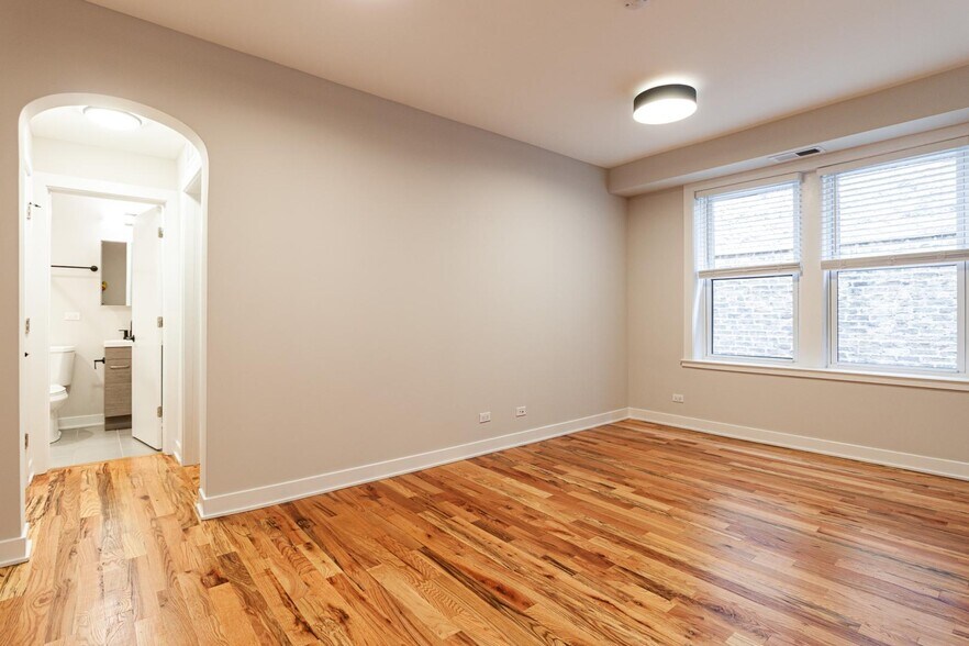 Building Photo - 656 W Wrightwood Ave