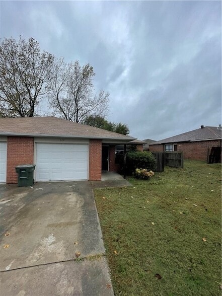 Primary Photo - 670 W Martha Dr