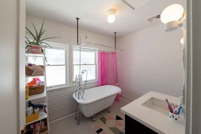 Building Photo - 405 N Avenue 66