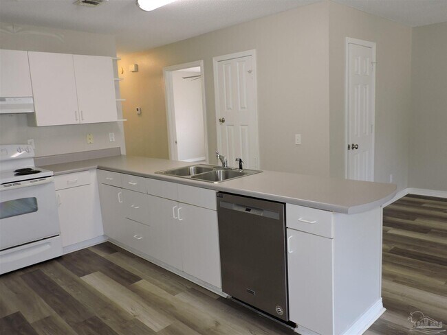 Building Photo - 5525 Woodsman Ct