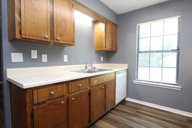 Building Photo - Updated 2BD/2BA Apartment in North Pensaco...