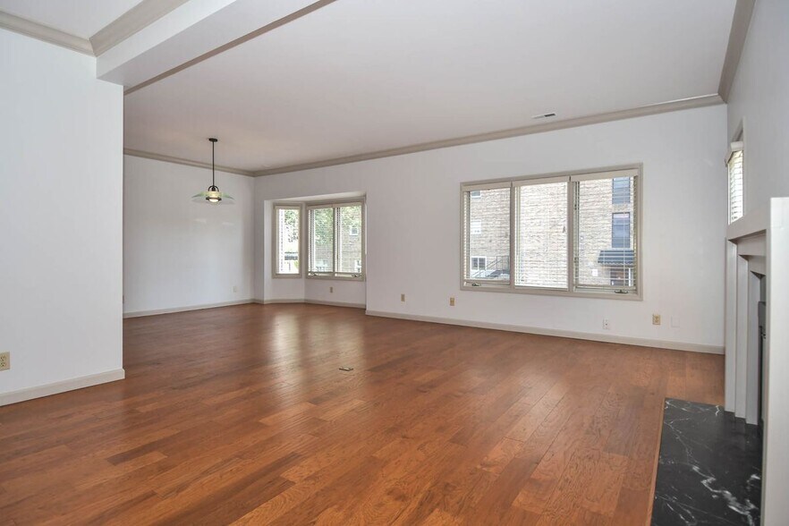 Building Photo - 4444 Lindell Blvd