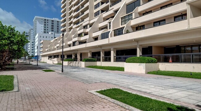 Building Photo - 2555 Collins Ave