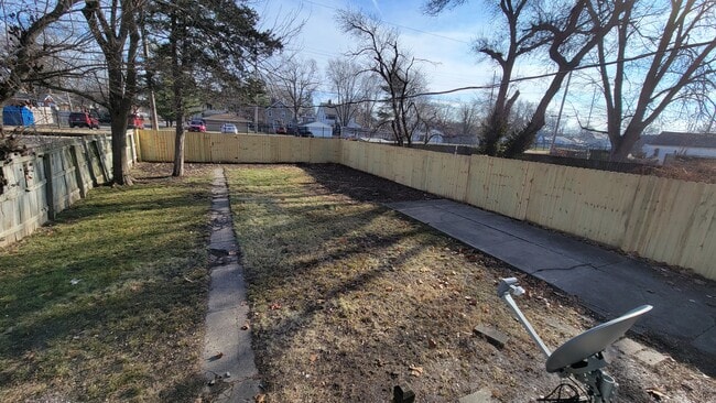 Building Photo - 3 bedroom house with fenced backyard