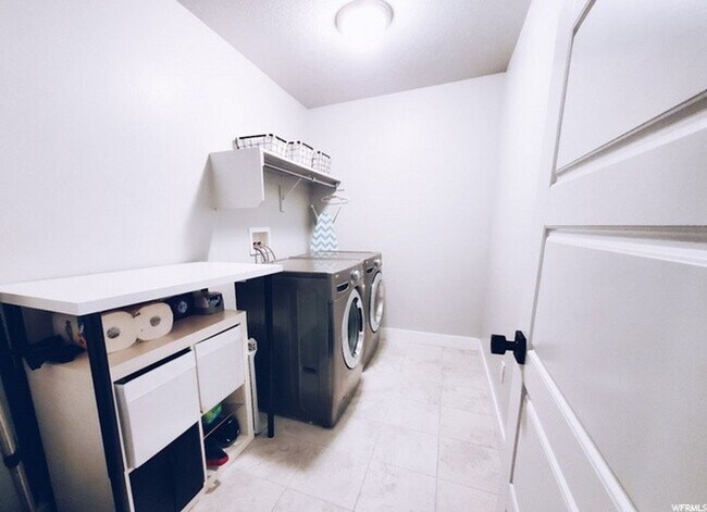 Building Photo - Beautiful 4 Bedroom Home, Bluffdale, 2827 sq ft,  Updated!