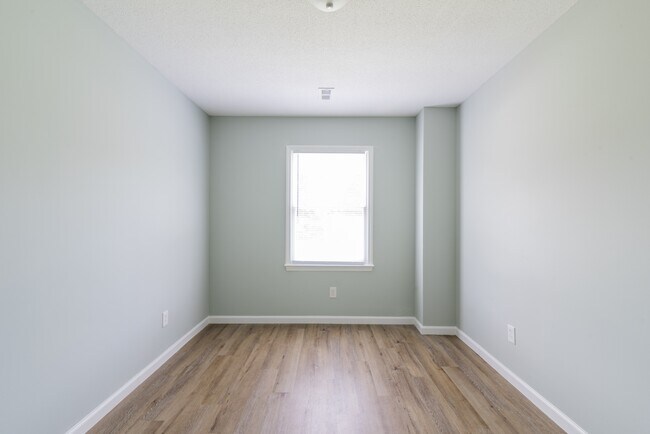 Building Photo - 578 Tryon Pl