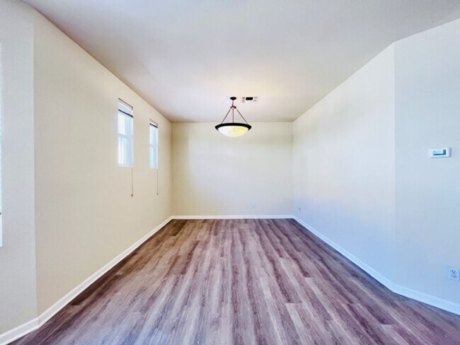 Building Photo - Beautiful 3BD/2.5BA Tri-Level Gallery Walk...