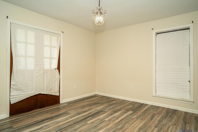 Building Photo - 3736 Sessions Dr