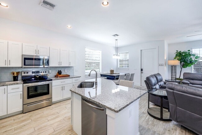 Building Photo - Relaxation & Recreation Await in This Napl...