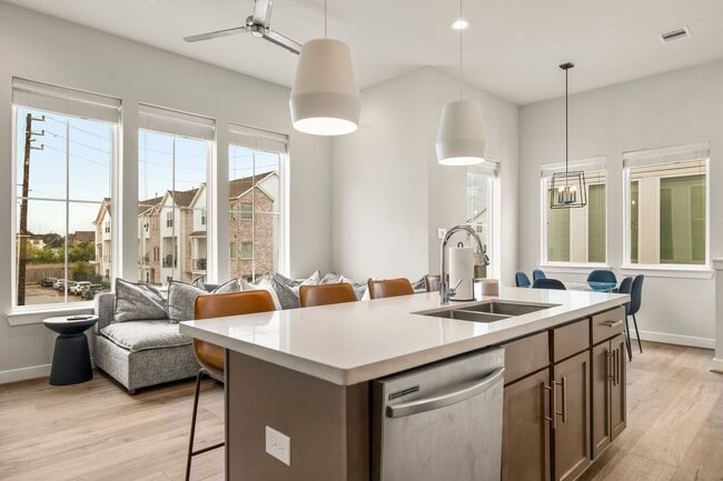 Building Photo - 726 Carriage Knls Dr