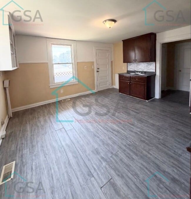 Building Photo - 2 Bedroom 1 Bath Available!