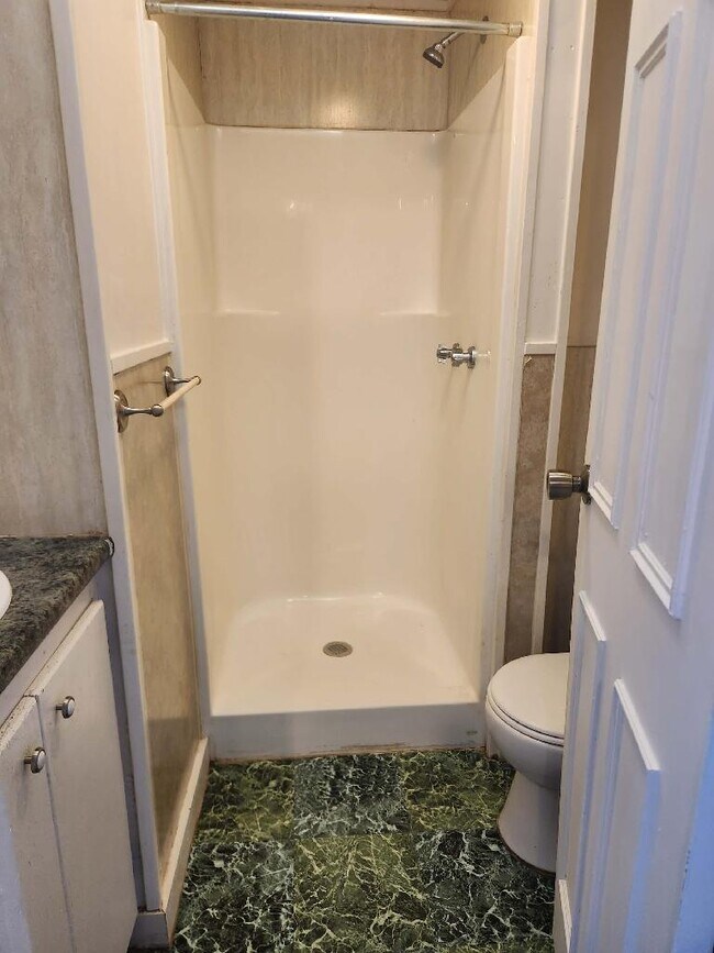 Bath with shower - 607-615 Main St