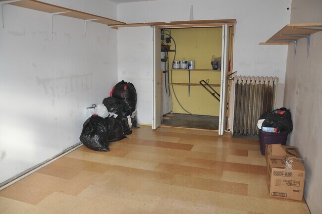 Building Photo - 2401 Thomas Ave