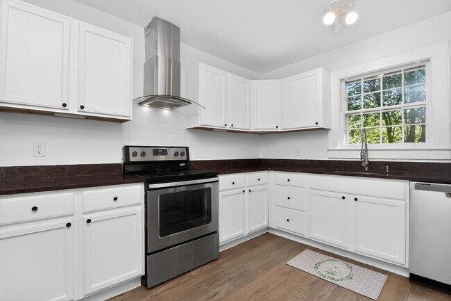 Building Photo - Charming 2BR Home Near Uptown Charlotte