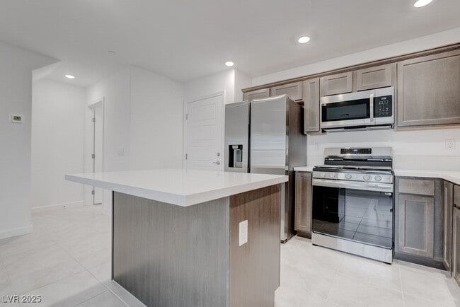 Building Photo - 933 Watford Pl