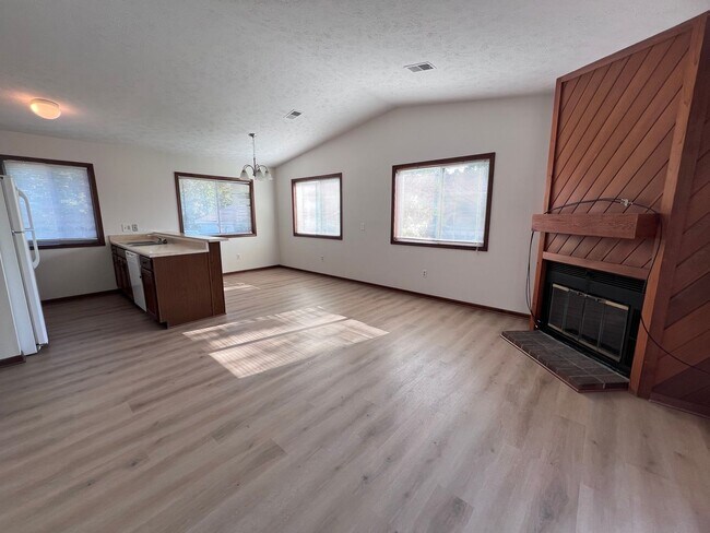 Building Photo - Spacious Two-Bedroom Duplex in Kentwood!