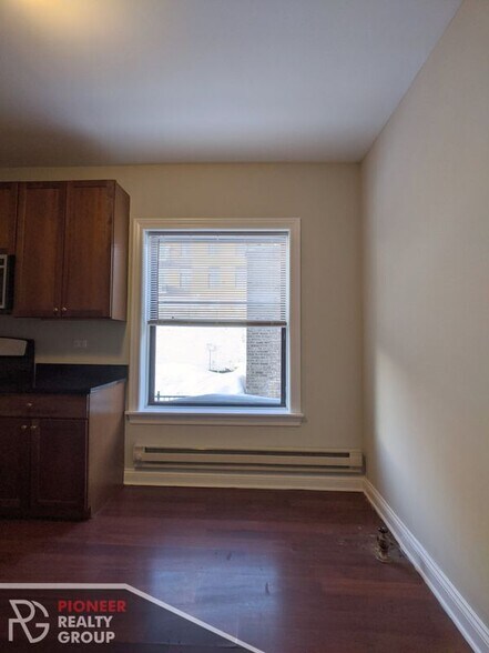 Building Photo - 740 W Addison St