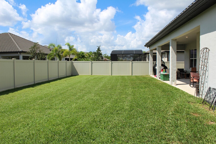 Back yard Side view - 2019 Soaring Oak Way