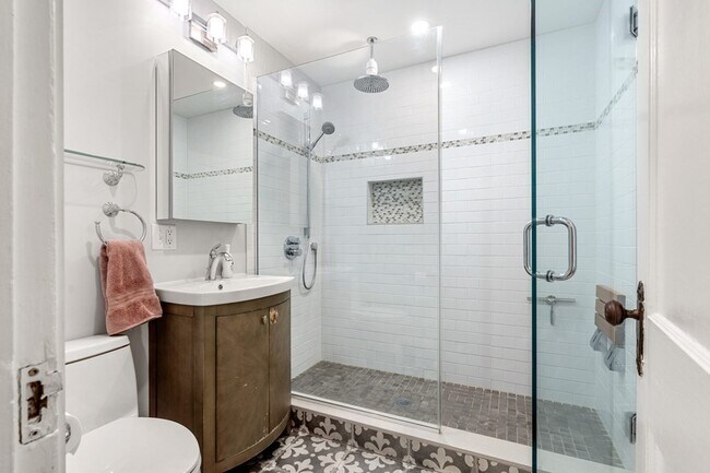 Building Photo - 376 Riverway