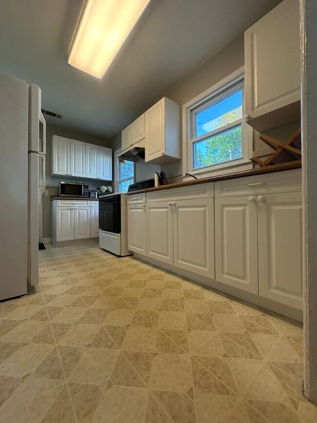 Building Photo - 3 BED | 1 BATH | SPACIOUS GATED BACKYARD |...