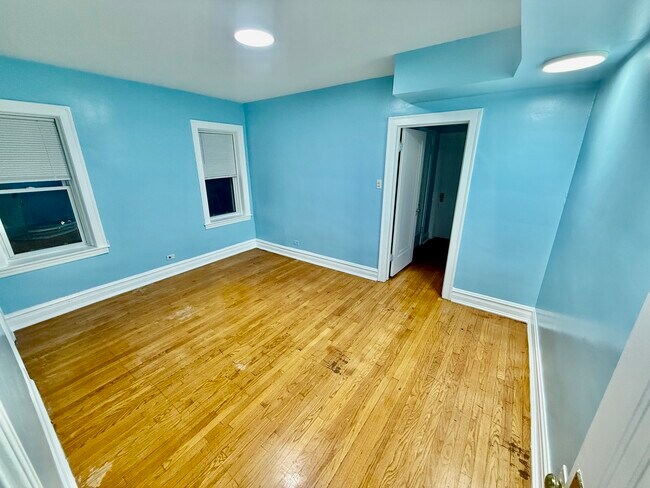 Building Photo - 6014 N Francisco Ave