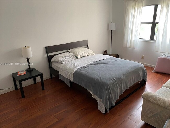 Building Photo - 240 Lakeview Dr