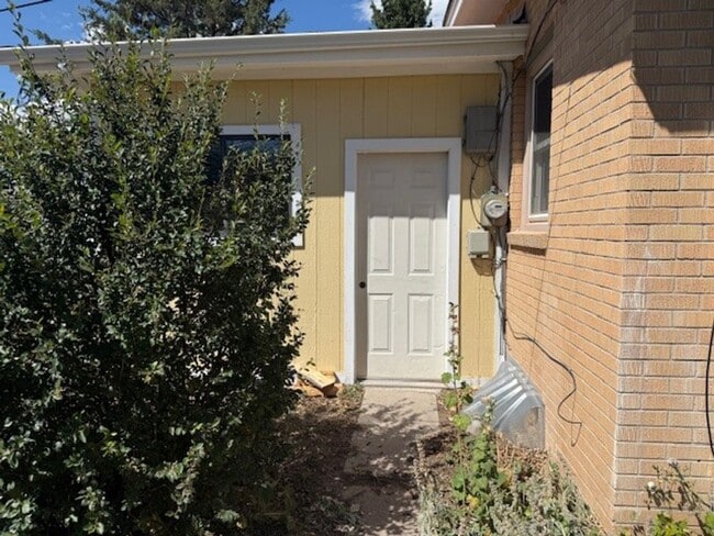 Building Photo - House For Lease