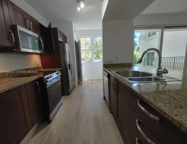 Building Photo - 20000 E Country Club Dr