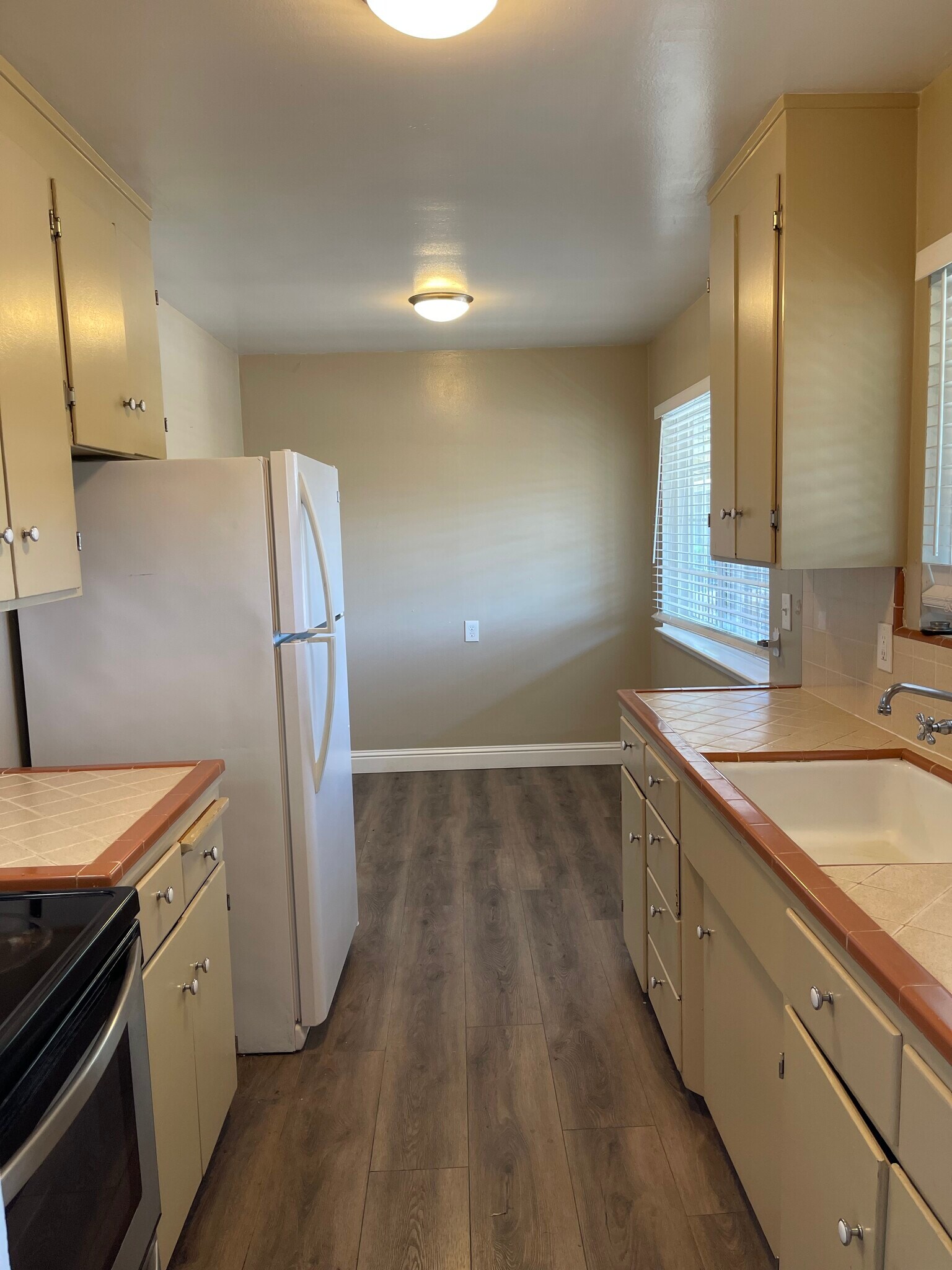 Building Photo - 755 E Duane Ave