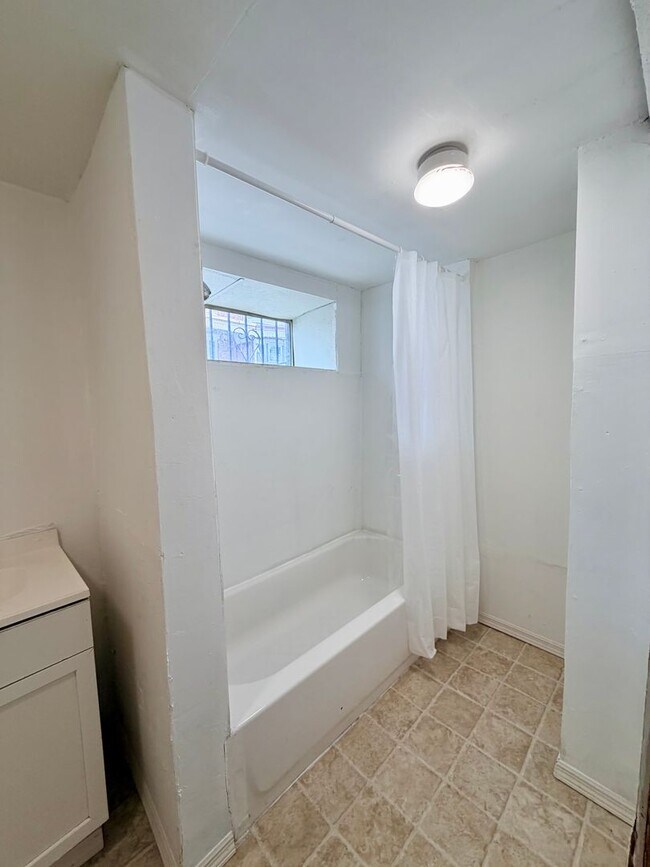 Building Photo - Available Now - Pet-Friendly 3-Bedroom Home in West Parkside