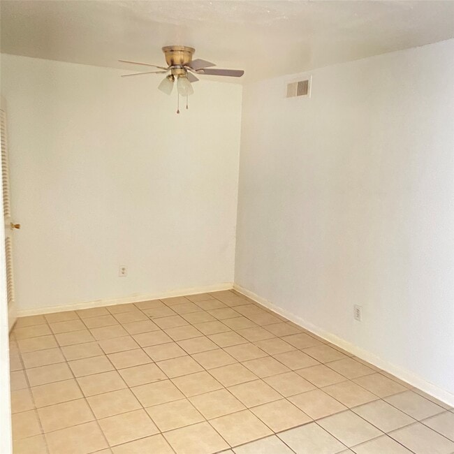 Building Photo - 5704 Edgemoor Dr