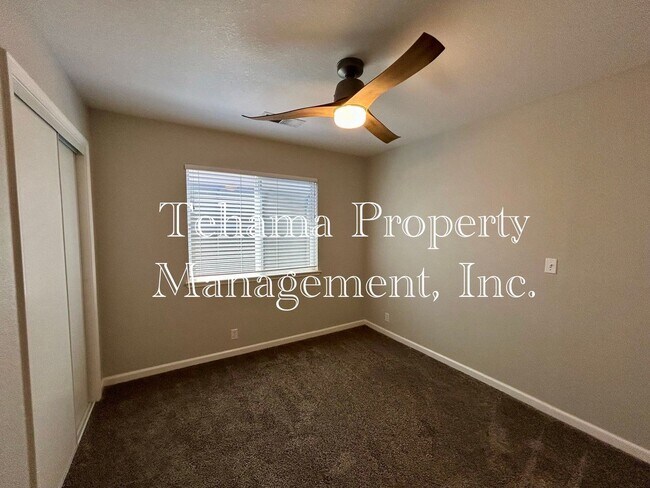 Building Photo - Executive 3 Bederoom 2 Bathroom home with in-ground pool and landscaping service included.