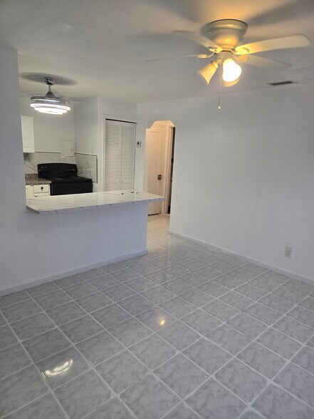 Building Photo - 1305 NE 146th St