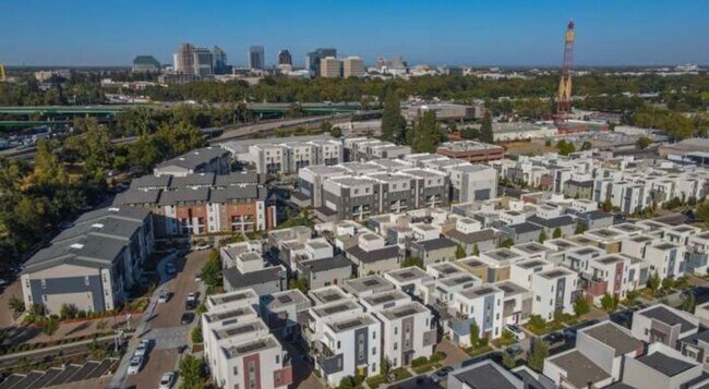 Building Photo - First Month Rent: FREE (with approved lease terms)